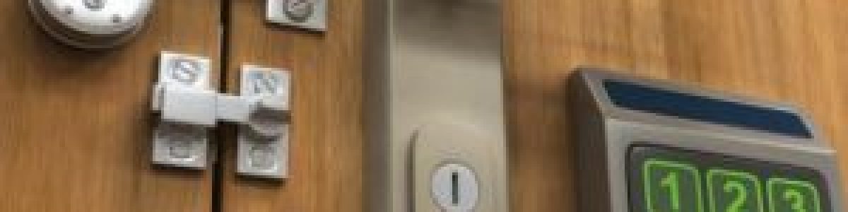 varias cerraduras en una puerta